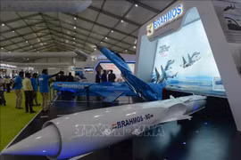 Tên lửa Brahmos được trưng bày tại một triển lãm quốc phòng ở Chennai, Ấn Độ ( Nguồn: AFP/TTXVN)