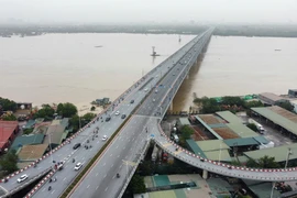 Giao thông trên cầu Vĩnh Tuy. (Ảnh: Hoàng Hiếu/TTXVN) 