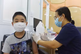 Trẻ em Nhật Bản sẽ sớm được tiêm vaccine phòng COVID-19. (Ảnh: THX/TTXVN)