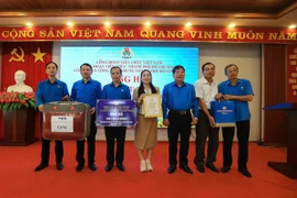 Phó Chủ tịch Công đoàn Viên chức Việt Nam Nguyễn Văn Đông dẫn đầu đoàn công tác đã đến thăm và tặng quà gia đình bị thiệt hại do bão số 3 tại Hòa Bình. (Nguồn: TTXVN)