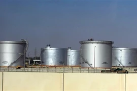 Bể chứa tại một cơ sở khai thác dầu ở thành phố Dammam, Saudi Arabia. (Ảnh: AFP/TTXVN) 