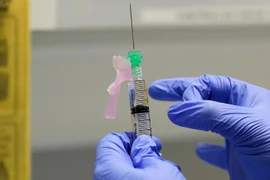 Sáng kiến Covax giúp các nước nghèo tiếp cận bình đẳng về vaccine ngừa COVID-19. Ảnh: AFP/TTXVN