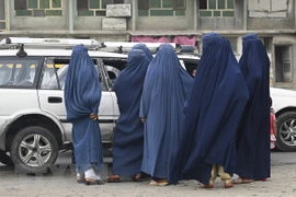 Phụ nữ Afghanistan trên đường phố thủ đô Kabul, Afghanistan. (Ảnh: AFP/TTXVN) 