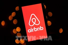 Biểu tượng dịch vụ đặt phòng trực tuyến Airbnb trên màn hình điện thoại. Ảnh: AFP/ TTXVN