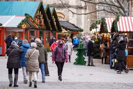Người dân mua sắm ở Berlin, Đức. (Ảnh: THX/TTXVN)