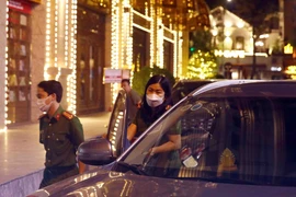 Lực lượng cảnh sát điều tra có mặt vào trụ sở Tân Hoàng Minh tại phố Quang Trung, phường Trần Hưng Đạo, quận Hoàn Kiếm, Hà Nội. (Ảnh: Phạm Kiên/TTXVN) 