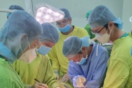 Phối hợp phẫu thuật xuyên đêm cứu sống bệnh nhân rơi ngã vào cọc gỗ