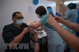 Tiêm chủng vaccine ngừa COVID-19 cho nhân viên y tế tại Subang Jaya, Malaysia. (Nguồn: AFP/TTXVN)