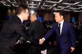 Chủ tịch Tập đoàn SK Chey Tae-won, phải, Chủ tịch Tập đoàn LG Koo Kwang-mo (Ảnh: Yonhap)