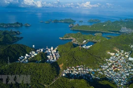 Quần đảo Cát Bà thuộc huyện Cát Hải (Hải Phòng) gồm 367 hòn đảo lớn nhỏ, lung linh sắc màu với những bãi biển cát trắng mịn có làn nước sâu trong vắt có thể nhìn tận đáy, ẩn khuất sau các núi đá vôi và rừng cây nguyên sinh mê hoặc bất cứ du khách nào khi 