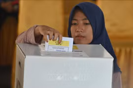 Cử tri Indonesia bỏ phiếu tại điểm bầu cử Tổng thống và bầu cử lập pháp ở Jakarta ngày 17/4/2019. (Ảnh tư liệu: AFP/TTXVN)
