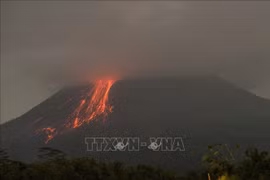 Dung nham phun trào từ miệng núi lửa Merapi, nhìn từ Tunggul Arum, huyện Sleman, Yogyakarta, Indonesia. (Ảnh: THX/TTXVN)