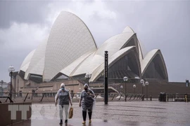 Người dân đeo khẩu trang phòng lây nhiễm COVID-19 tại Sydney, Australia. (Ảnh: THX/TTXVN) 