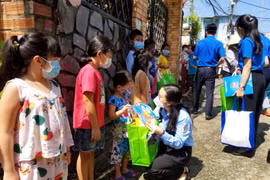Đoàn thanh niên thành phố thăm hỏi, tặng quà Trung thu cho con em công nhân có hoàn cảnh khó khăn, người lao động tại các khu nhà trọ. (Ảnh: Thanh Vũ/TTXVN)
