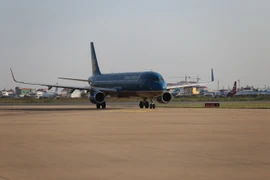 Chuyến bay mang số hiệu VN853 của Hãng hàng không Quốc gia Việt Nam (Vietnam Airlines) đã hạ cánh an toàn xuống Sân bay quốc tế Phnom Penh, Campuchia chiều 1/1/2022. (Ảnh: Vũ Hùng/TTXVN)