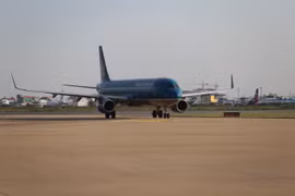 Chuyến bay mang số hiệu VN853 của Hãng hàng không Quốc gia Việt Nam (Vietnam Airlines) đã hạ cánh an toàn xuống Sân bay quốc tế Phnom Penh, Campuchia chiều 1/1/2022. (Ảnh: Vũ Hùng/TTXVN)