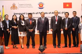 Phó Thủ tướng, Bộ trưởng Ngoại giao và Hợp tác Quốc tế Campuchia Prak Sokhonn chụp ảnh cùng các thành viên ARMAC. (Ảnh: Nguyễn Vũ Hùng/TTXVN)