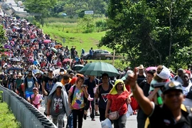 Người di cư di chuyển tại Huixtla, bang Chiapas, Mexico trong hành trình tới Mỹ ngày 27/10/2021. (Ảnh: AFP/TTXVN) 