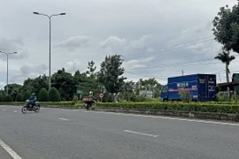 Tại một số đoạn cao tốc, người dân còn tự ý băng ngang qua dải phân cách, rất nguy hiểm. (Ảnh: Nguyễn Dũng/TTXVN)