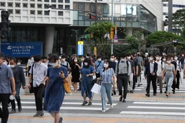 Người dân đeo khẩu trang phòng dịch COVID-19 tại Seoul, Hàn Quốc ngày 8/7/2021. (Ảnh: THX/TTXVN) 