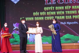 Bộ trưởng Y tế Nguyễn Thanh Long và Bí thư tỉnh uỷ Thái Nguyên Nguyễn Thanh Hải trao Bằng khen cho cán bộ, bác sĩ tham gia phòng chống dịch COVID-19. (Ảnh: Trần Trang/TTXVN)