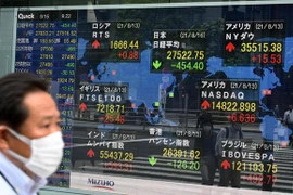 Bảng điện tử thông báo chỉ số Nikkei 225 tại thị trường chứng khoán Tokyo. (Ảnh: AFP/TTXVN)