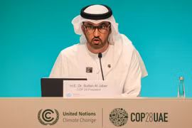 Chủ tịch COP28 Sultan Al Jaber phát biểu tại cuộc họp báo ở Dubai, UAE. (Ảnh: AFP/TTXVN)