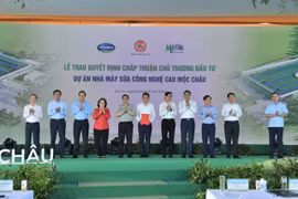 Thủ tướng Chính phủ cùng các đại biểu và lãnh đạo của Vinamilk, Mộc Châu Milk thực hiện nghi thức khởi công Tổ hợp Thiên đường sữa Mộc Châu 