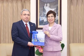 Tổng Giám đốc Thông tấn xã Việt Nam Vũ Việt Trang tặng quà lưu niệm cho Đại sứ Cộng hoà Azerbaijan tại Việt Nam Shovgi Kamal Oglu Mehdizade. (Ảnh: Phương Hoa/TTXVN)