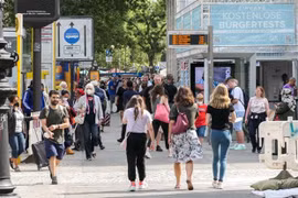 Người dân di chuyển trên đường phố tại Berlin. (Ảnh: THX/ TTXVN)