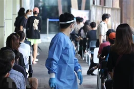 Người dân xếp hàng chờ xét nghiệm COVID-19 tại Seoul, Hàn Quốc, ngày 10/8/2022. (Ảnh: YONHAP/TTXVN) 