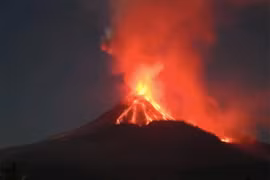 Núi lửa Lewotobi Laki-Laki ở Đông Flores, tỉnh Đông Nusa Tenggara, Indonesia, phun trào ngày 8/11/2024. (Ảnh: THX/TTXVN)