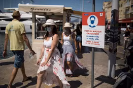 Người dân và du khách bắt buộc phải đeo khẩu trang tại khu nghỉ dưỡng Saint-Tropez. (Nguồn: AFP) 