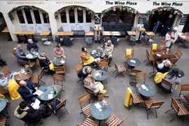 Khách hàng tại một nhà hàng ở thủ đô London (Anh), ngày 10/2/2022. (Ảnh: THX/TTXVN) 