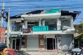 Ngôi nhà bị hư hại sau trận động đất tại tỉnh Abra, Philippines, ngày 27/7/2022. (Ảnh: THX/TTXVN) 