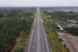 Tuyến cao tốc Bến Lức-Long Thành đoạn phía Đông, thuộc gói thầu A6, A7 đi qua địa bàn huyện Long Thành, Nhơn Trạch (Đồng Nai) đang được hoàn thiện để dự kiến thông xe tạm vào cuối tháng 11/2024. (Ảnh: Sỹ Tuyên/TTXVN)