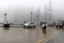 Sương mù dày đặc tại thị xã Sa Pa, tỉnh Lào Cai. (Ảnh: Quốc Khánh/TTXVN)