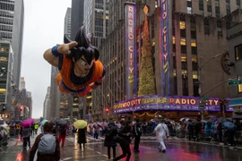 Lễ diễu hành Macy's truyền thống nhân dịp lễ Tạ ơn đang diễn ra tại thành phố New York, Mỹ, với sự tham gia của hàng trăm ca sỹ, vũ công và hoạt náo viên. Điểm nhấn của lễ diễu hành là những quả bóng bay khổng lồ mang hình dáng các nhân vật hoạt hình yêu thích. (Ảnh: THX/TTXVN)