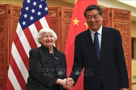 Bộ trưởng Tài chính Mỹ Janet Yellen (trái) hội kiến Phó Thủ tướng Trung Quốc Hà Lập Phong tại Quảng Châu, tỉnh Quảng Đông ngày 5/4/2024. (Ảnh: AFP/TTXVN)