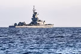 Tàu của hải quân Israel tuần tra ngoài khơi thành phố cảng Eliat, trên Biển Đỏ, ngày 26/12/2023. (Ảnh: AFP/TTXVN)