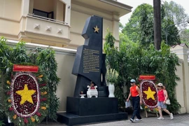Bia tưởng niệm chiến sỹ Biệt động Sài Gòn hy sinh trong cuộc Tổng tiến công năm 1968 đặt trên đường Nguyễn Du, Quận 1, Tp.Hồ Chí Minh. (Ảnh: Hứa Chung/TTXVN) 