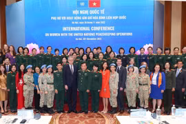 Thứ trưởng Bộ Quốc phòng Hoàng Xuân Chiến và Phó Tổng Thư ký Liên hợp quốc Jean-Pierre Lacroix chụp ảnh chung với các đại biểu tại hội nghị. (Ảnh: Trọng Đức /TTXVN)