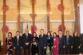 Đoàn đại biểu cấp cao thành phố Hà Nội và đại diện Chính quyền thành phố Rome, Italy chụp ảnh lưu niệm chung. (Ảnh: Trường Dụy/TTXVN)