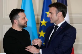 Tổng thống Pháp Emmanuel Macron (phải) trong cuộc họp báo chung với người đồng cấp Ukraine Volodymyr Zelensky tại Paris, ngày 16/2/2024. (Ảnh: AFP/TTXVN)