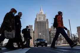 Người dân Nga đi bộ trước tòa nhà Văn phòng Bộ Ngoại giao ở Moscow, Nga. (Ảnh: EPA) 