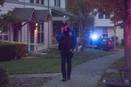 Cảnh sát có mặt tại hiện trường vụ nổ súng. (Nguồn: AP) 