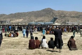 Người dân tập trung tại sân bay quốc tế Kabul chờ được sơ tán khỏi Afghanistan. (Ảnh: AP/TTXVN) 