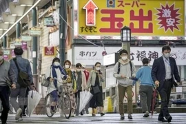 Người dân đeo khẩu trang phòng dịch COVID-19 tại Osaka, Nhật Bản, ngày 7/5/2021. (Ảnh: Kyodo/TTXVN) 
