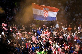 Cổ động viên Croatia trên khán đài tại sân Volkspark (Đức). (Ảnh: THX/TTXVN)