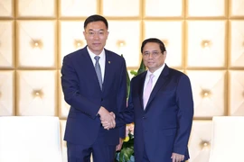 Thủ tướng Phạm Minh Chính tiếp ông Tôn Vinh Khôn, Chủ tịch Công ty Đầu máy toa xe Đại Liên. (Ảnh: Dương Giang/TTXVN)